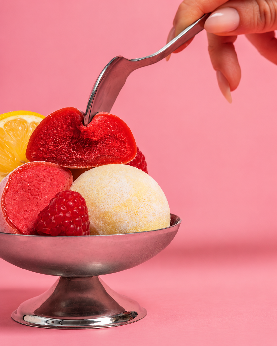 Coppa di mochi alla frutta con una forchetta