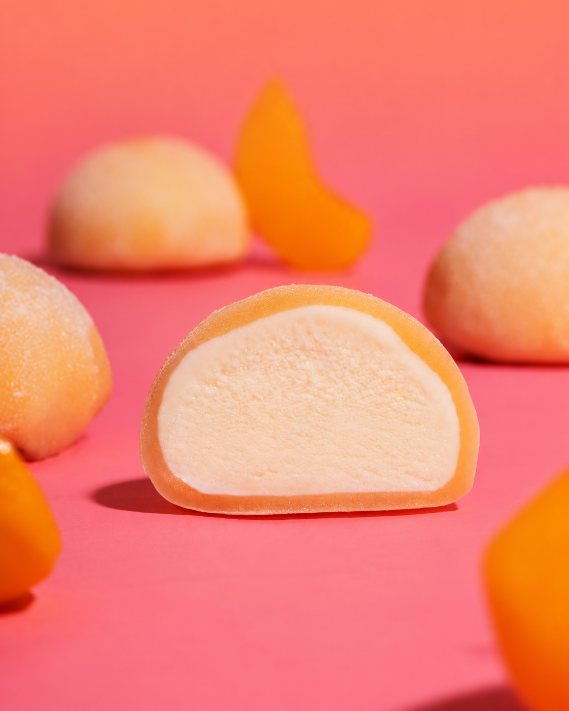 Mochi aperto con frutta su uno sfondo corallo